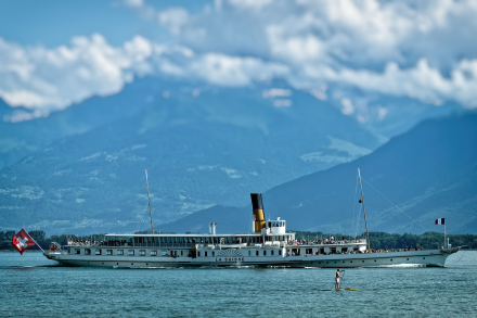 Un homme en paddle devant "La Suisse", depuis les quais de Montreux - Lac Léman - Canton de Vaud - Suisse - 26/06/21