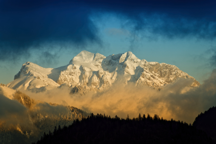 Les Cornettes de Bise à travers une lucarne dans les nuages - 15/12/23