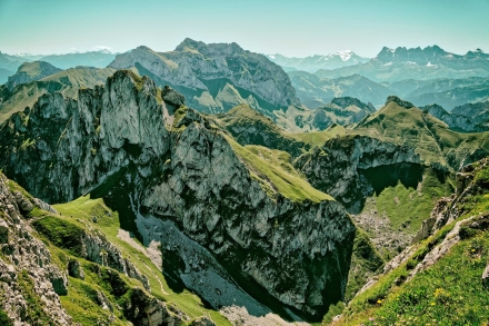 (de Gauche à Droite) Le château d’Oche au premier plan, les Cornettes de Bise au second et les Dents du Midi au fond - 27/07/20